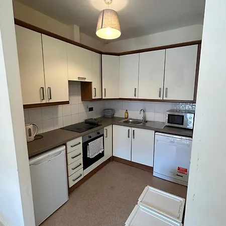 004 Spacious 3 Bed In Centre Διαμέρισμα