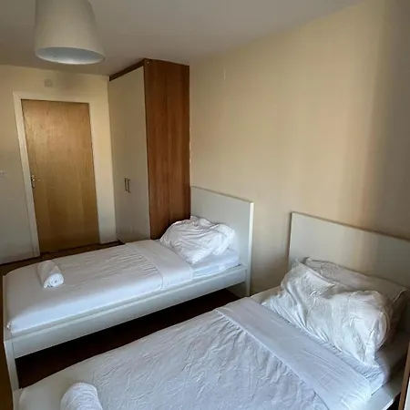004 Spacious 3 Bed In Centre Daire